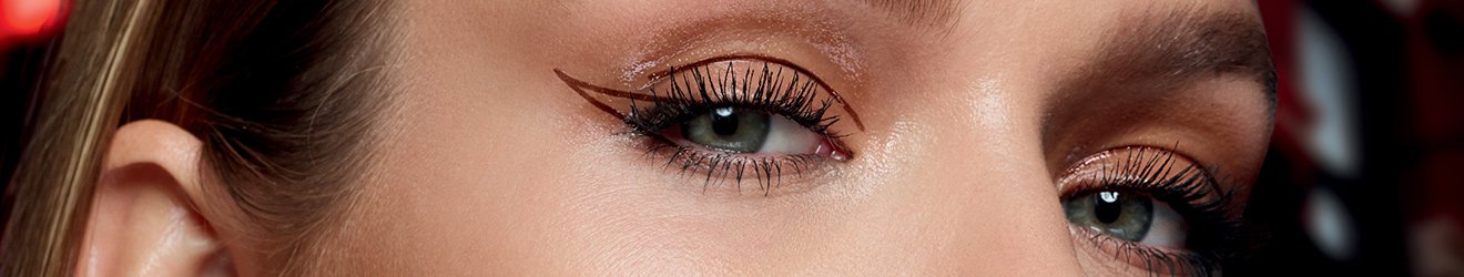 Ілюстративне зображення банера «Підводки для очей Maybelline New York» — фото крупним планом жінки з виразною підводкою