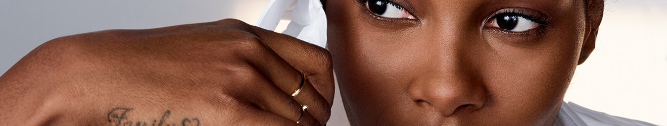 Ілюстративне зображення банера «Тональні креми Maybelline New York»&nbsp;— фото моделі Maybelline New York Activewear крупним планом 