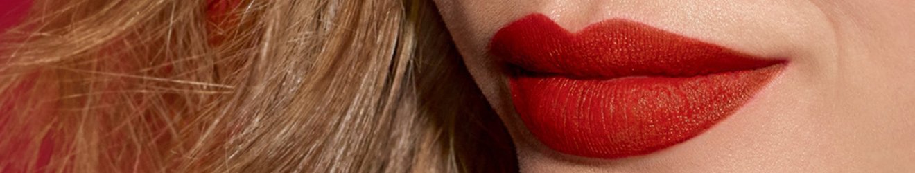 Ілюстративне зображення банера «Засоби для макіяжу губ Maybelline New York» — фото крупним планом червоних губ жінки з білявим волоссям