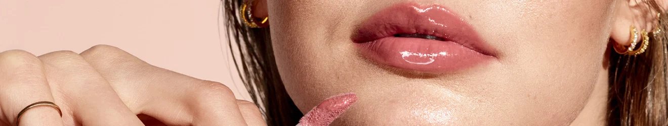 Ілюстративне зображення банера «Блиски для губ Maybelline New York»&nbsp;— фото крупним планом жіночих губ, нафарбованих блиском для губ