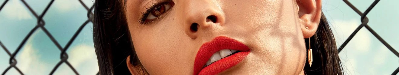 Ілюстративне зображення банера «Помади для губ Maybelline New York»&nbsp;— фото крупним планом жінки з яскравою помадою