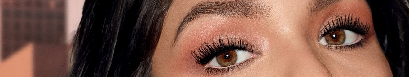 Ілюстративне зображення банера «Туші для вій Maybelline New York» — фото крупним планом жіночих очей, нафарбованих тушшю
