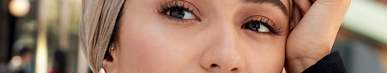 Ілюстративне зображення банера «Пудри Maybelline New York»&nbsp;— фото жіночого обличчя крупним планом