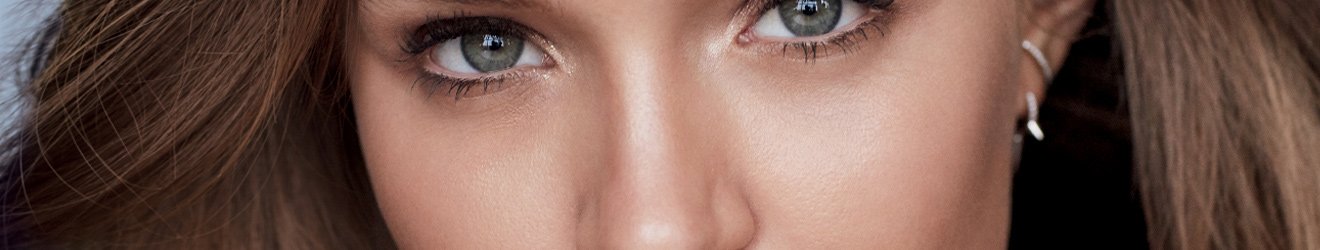 Ілюстративне зображення банера «Праймери Maybelline New York» — фото жіночого обличчя крупним планом