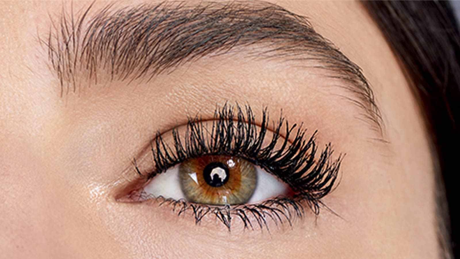 макрофотографія ока після нанесення Maybelline New York Falsies Lashlift 1