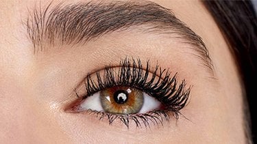 макрофотографія ока після нанесення Maybelline New York Falsies Lashlift 1