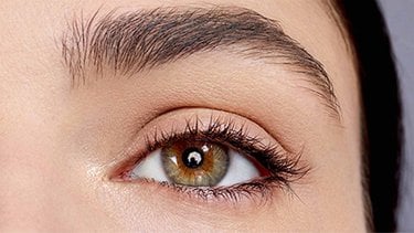 макрофотографія ока до нанесення Maybelline New York Falsies Lashlift 1