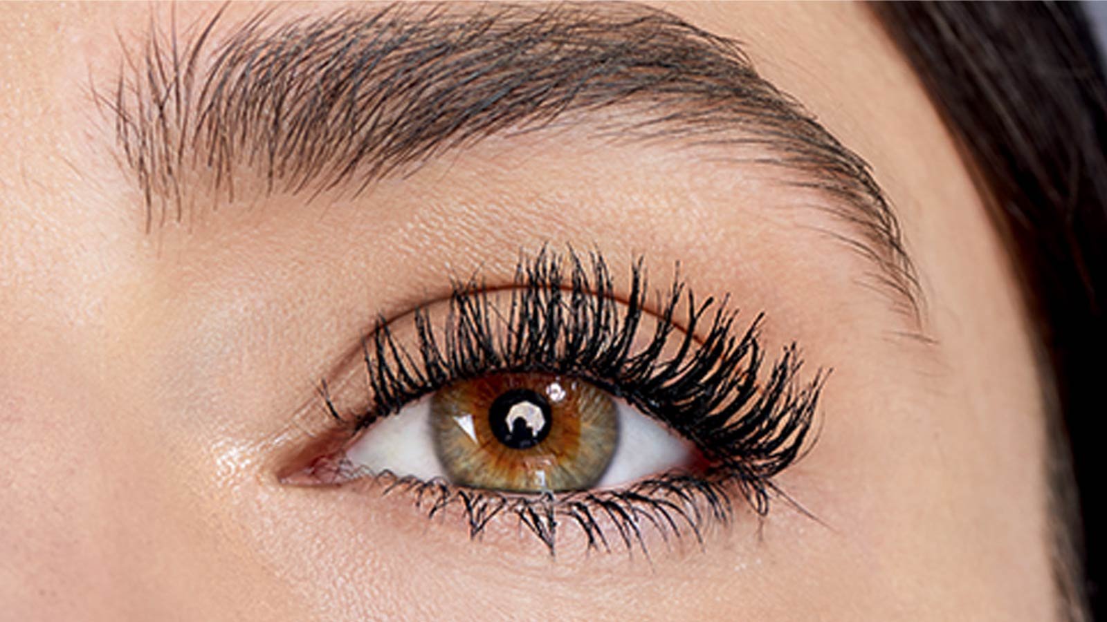 макрофотографія ока після нанесення Maybelline New York Falsies Lashlift 1