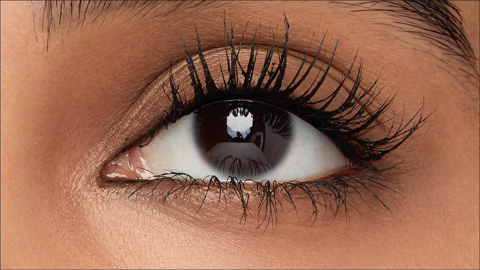 макрофотографія після нанесення Maybelline New York Colossal 2020 1