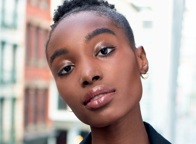 Модель Maybelline New York, нафарбована Fit Me