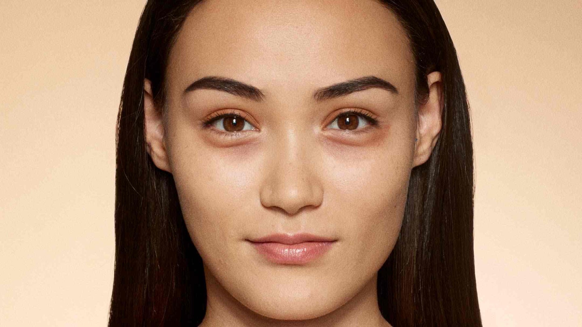 Зображення макіяжу до застосування консилера Maybelline New York Instant Age Rewind