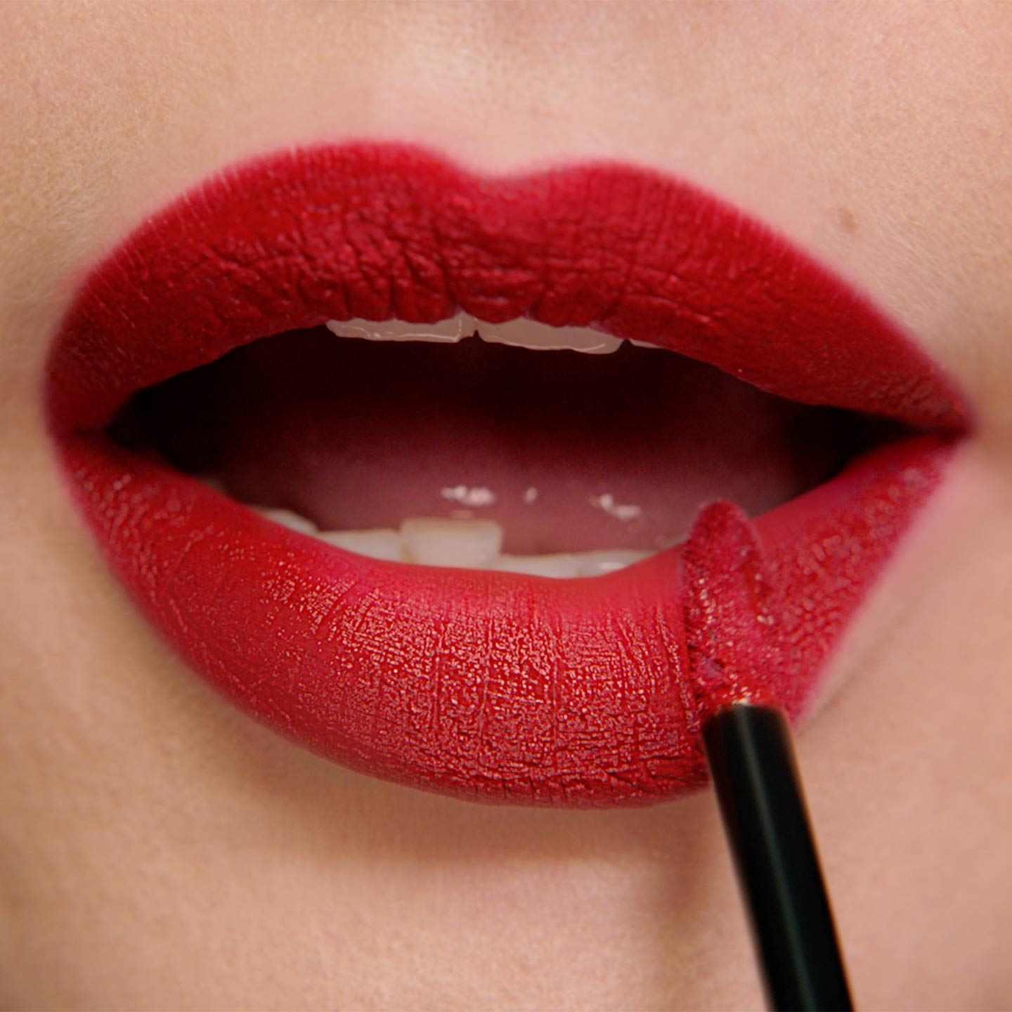 Нанесення помади для губ Super Stay Matte Ink