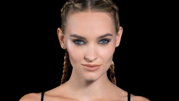 Демонстрація Maybelline New York Master Camo у відтінку Light