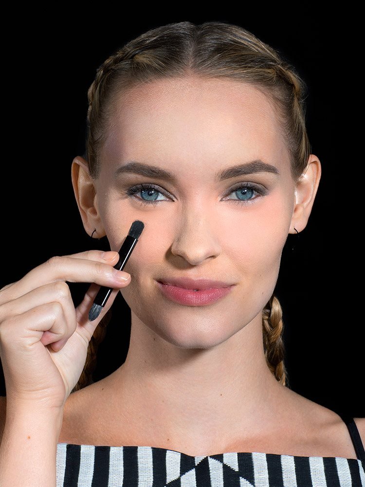Maybelline New York Master Camo, відтінок Light, крок&nbsp;4, приховай, розтушуй 