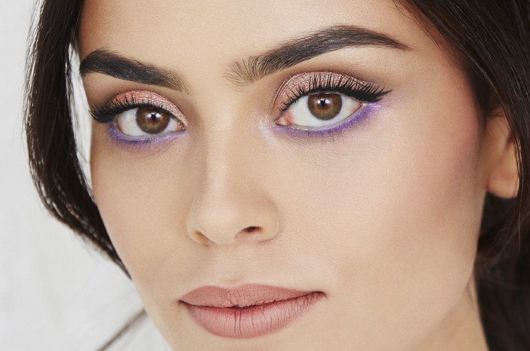 Туш для вій Maybelline New York Falsies Push Up Angel, модель із макіяжем для побачення