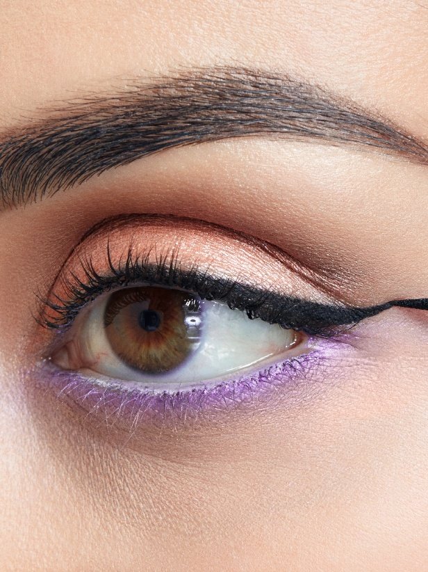 Жінка наносить рідку підводку Eyestudio Master Precise 
