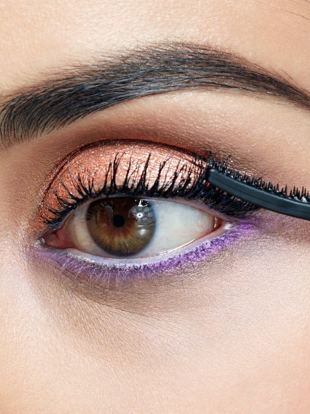 Жінка наносить туш для вій Falsies Push Up Angel