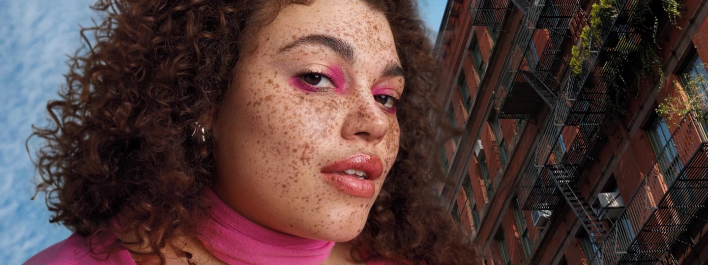 Дві моделі Maybelline New York, нафарбовані тінями для повік