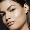 Модель макіяжу з ефектом вологого сяяння Maybelline New York